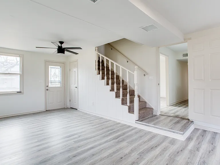 2538 Everitt Dr — Photo 8