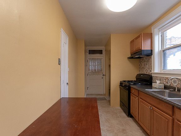 2nd image of 6326 N Artesian Ave #F2