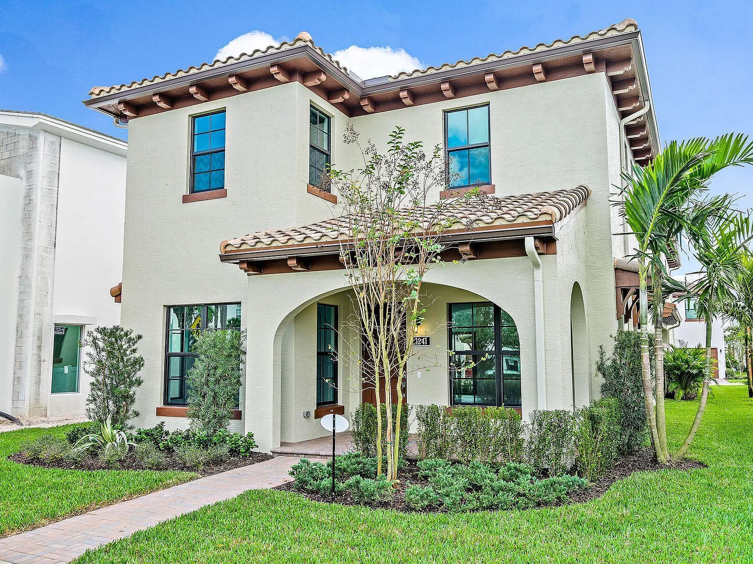 5 bed, 7.0 bath, 3626 sqft, $8,500 — Photo 2