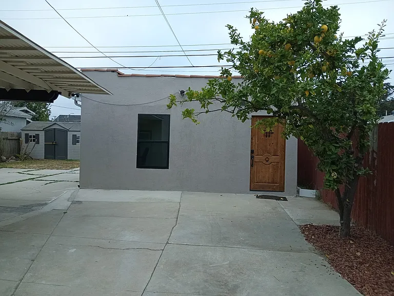 5414 S Victoria Ave — Photo 1