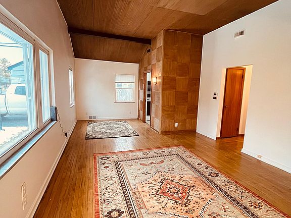 Great Room, vaulted ceiling, dining area