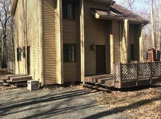 13 Locust Ln, Gouldsboro, PA 18424