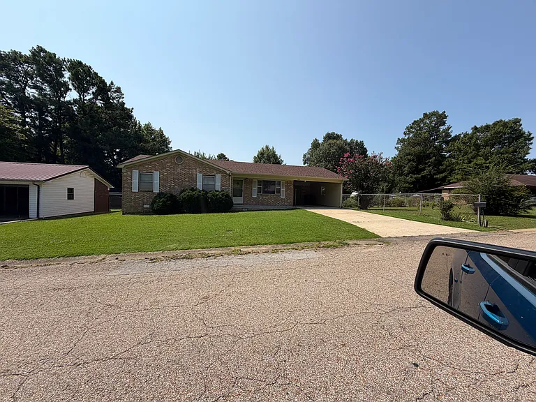 1016 Kennedy St — Photo 2
