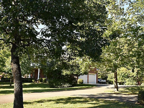 Drive w/ extra parking