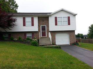 15 Farm Ln, Manchester, PA 17345