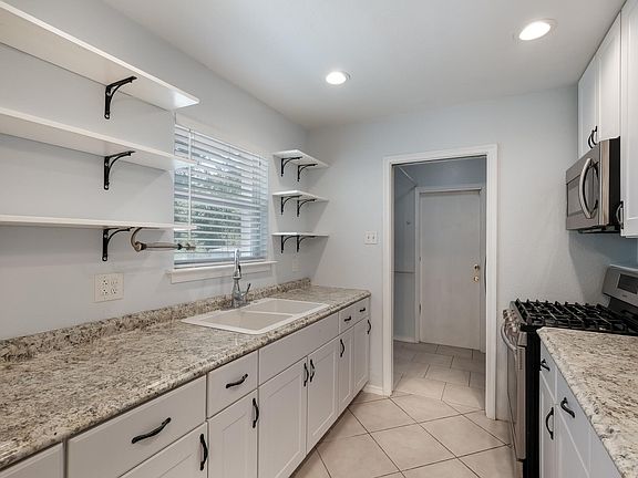 5th image of 106 Lake Valley St