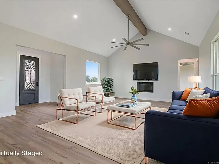 223 Vaughn Ln — Photo 4