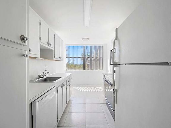 4th image of 1301 NE Miami Gardens Dr #Zw621e