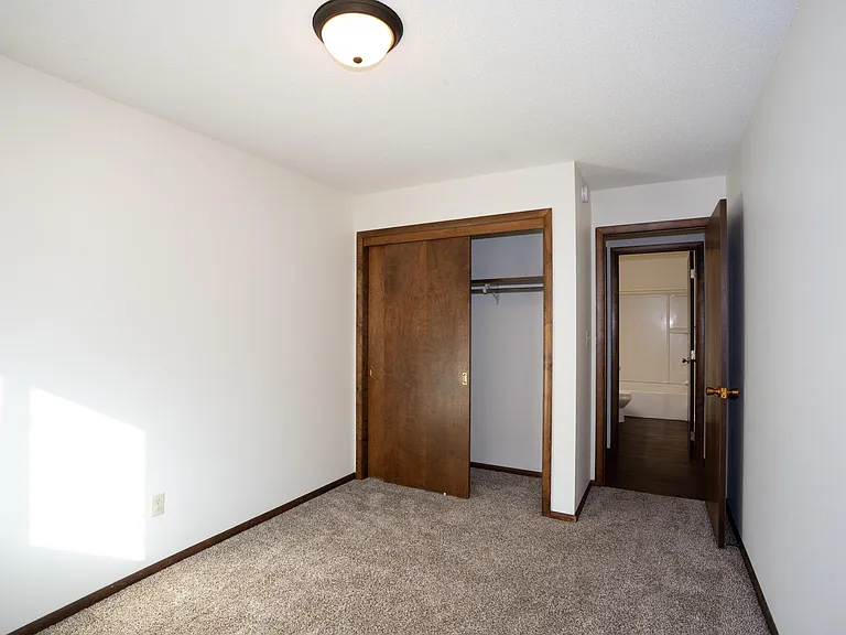 Fargo, ND Country Club Apartments | 21B | Bedroom