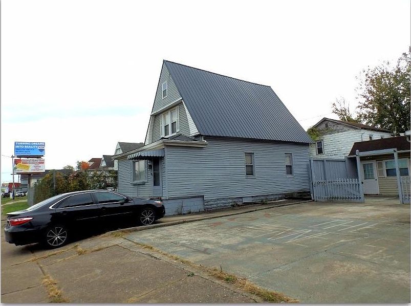 2nd image of 2208 Greenup Ave