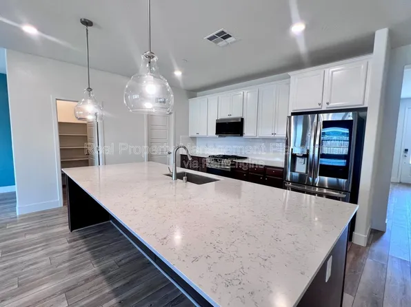 2321 S Purdue Ave, Fresno, CA 93727