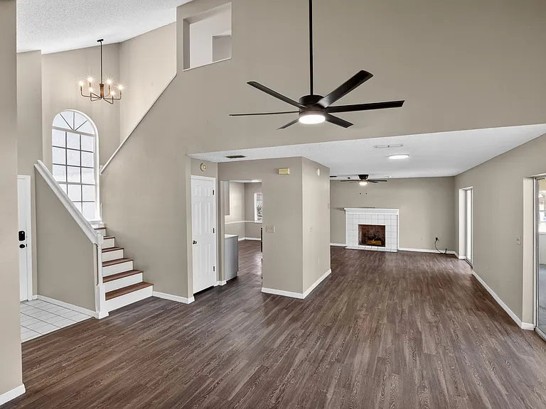 802 Arietta Cir N — Photo 3