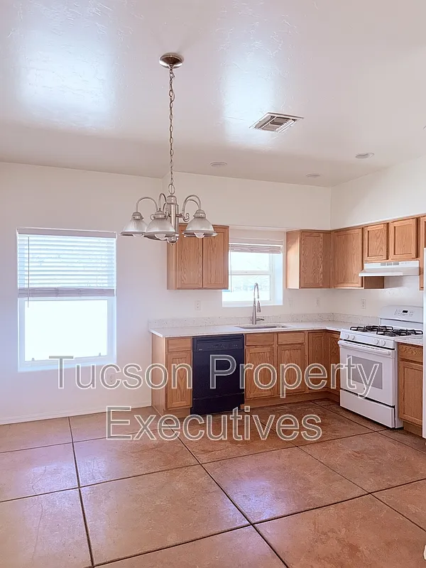 3 bed, 2.0 bath, 1200 sqft, $1,700 — Photo 2
