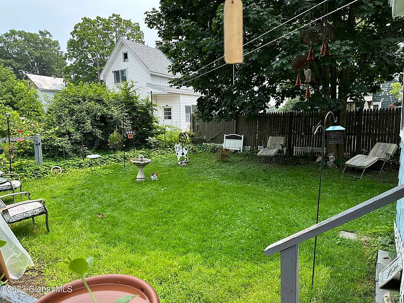 3rd image of 4 MAPLE Avenue
