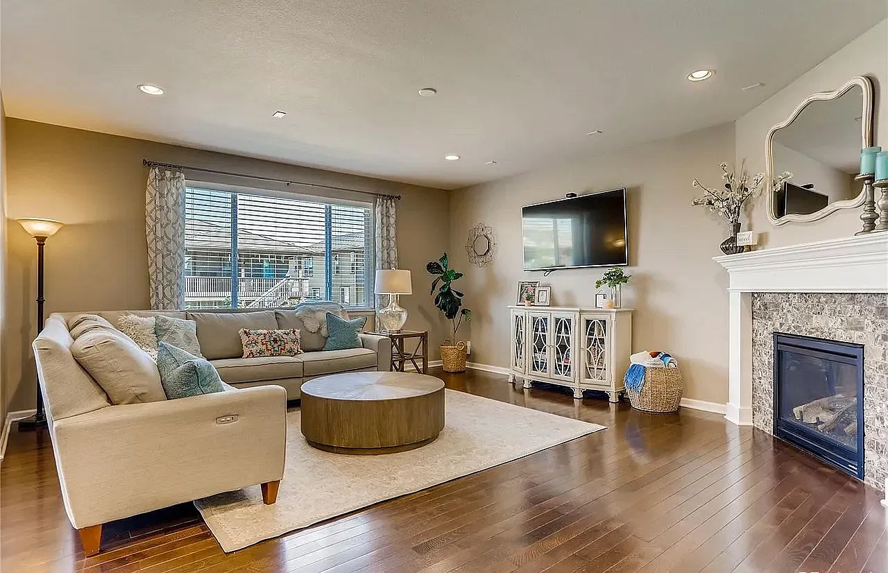 5 bed, 3393 sqft, $3,800 — Photo 2