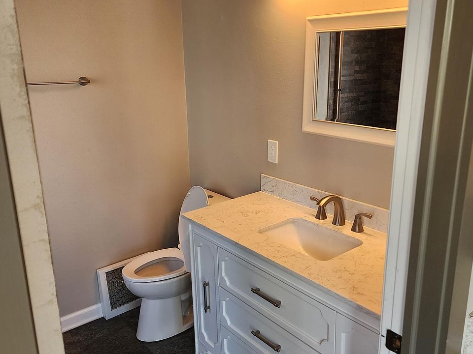 118 Lake St, Pewaukee, WI 53072 Zillow