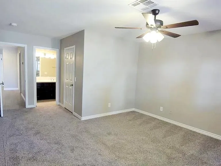 Large Master Bedroom with en-suite bathroom and Walk In Closet