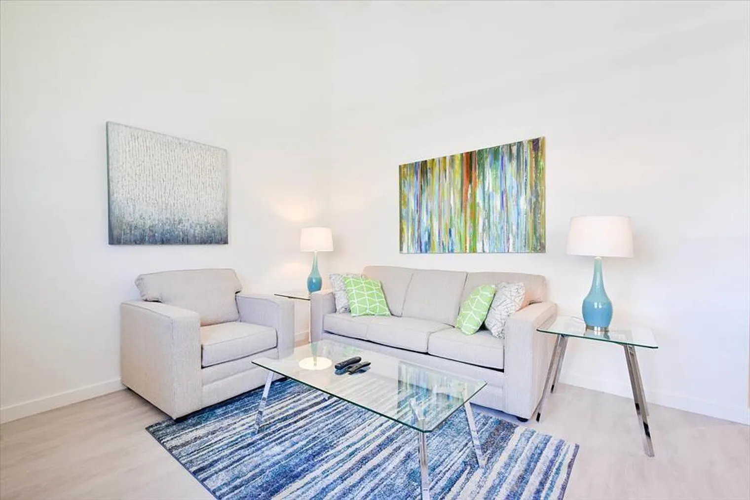 2 bed, 2.0 bath, 914 sqft, $7,380 — Photo 2