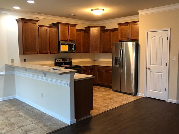 3rd image of 825 Harvest Green Ln