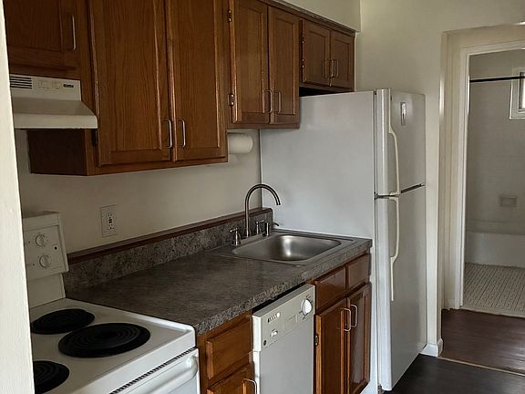 3rd image of 202 Manor Dr #70
