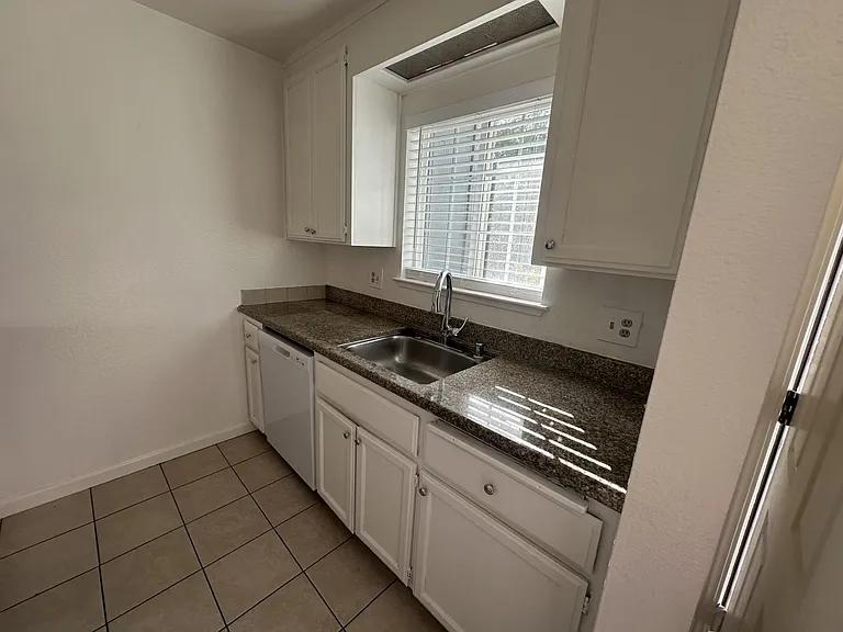 1821 Hill Ave #2 — Photo 5