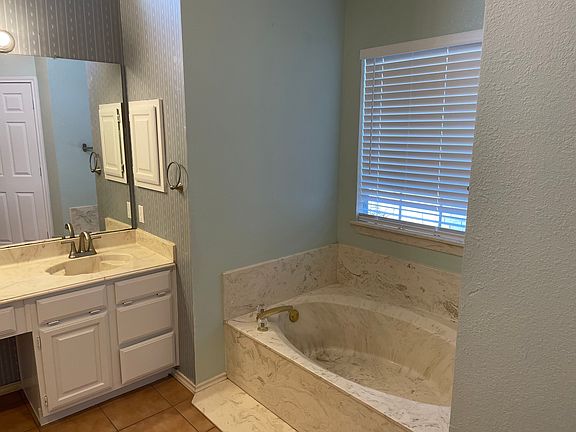 3rd image of 2213 Knighthood Ln