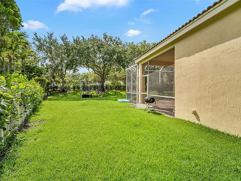 885 Tanglewood Cir — Photo 26