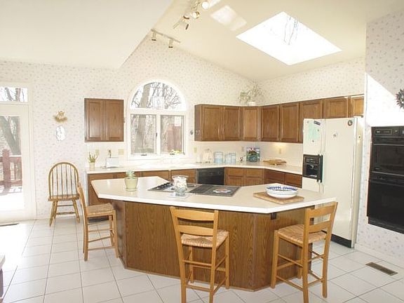 5th image of 418 Arbor Glen Dr