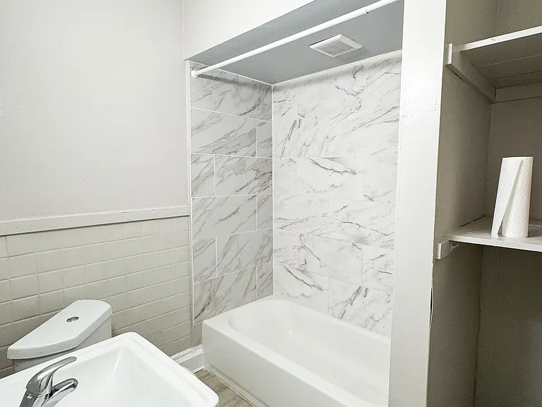 2778 E 120th St #1DOWNFRONT — Photo 6