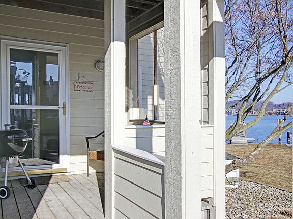 4th image of 987 Lake St #1