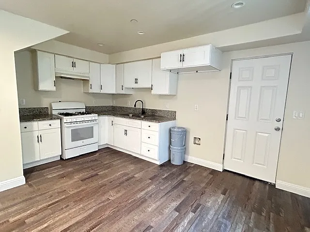 211 E 84th Pl #213-1/2 — Photo 12