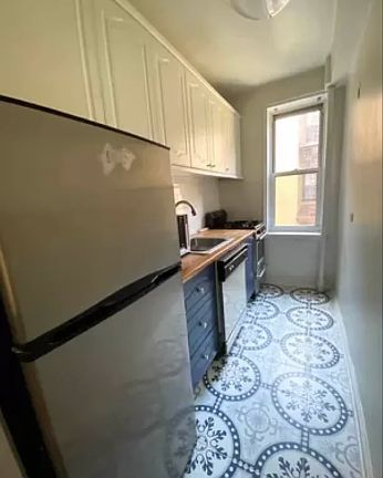 5th image of 305 W 52nd St APT 5A