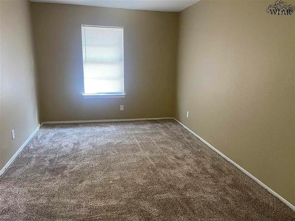 3 bed, 1.0 bath, 1052 sqft, $1,350 — Photo 4
