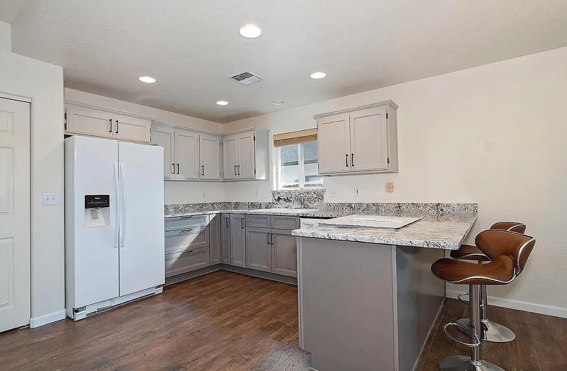 3 bed, 1350 sqft, $2,150 — Photo 3