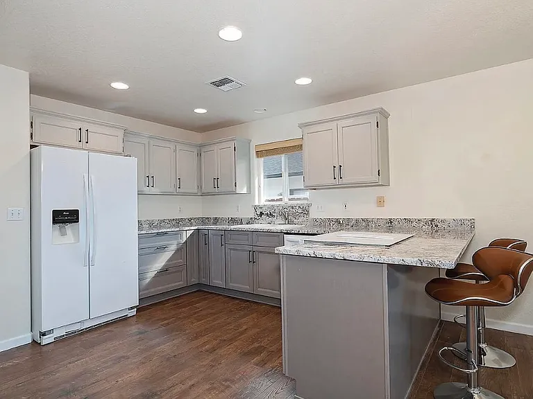 1384 Abby Ln — Photo 3