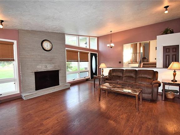 2nd image of 840 Iris Dr