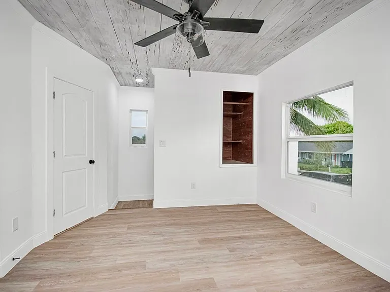 318 N E St — Photo 2