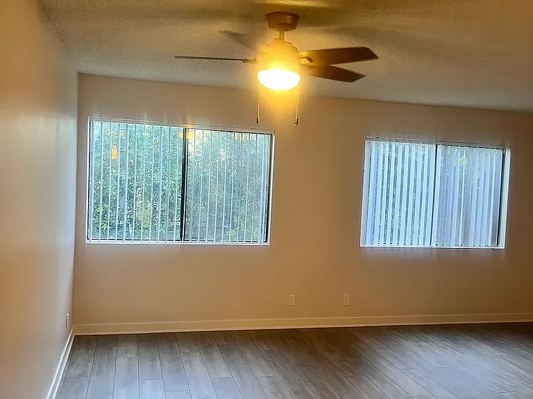 IMT 14227 Vanowen — Photo 3