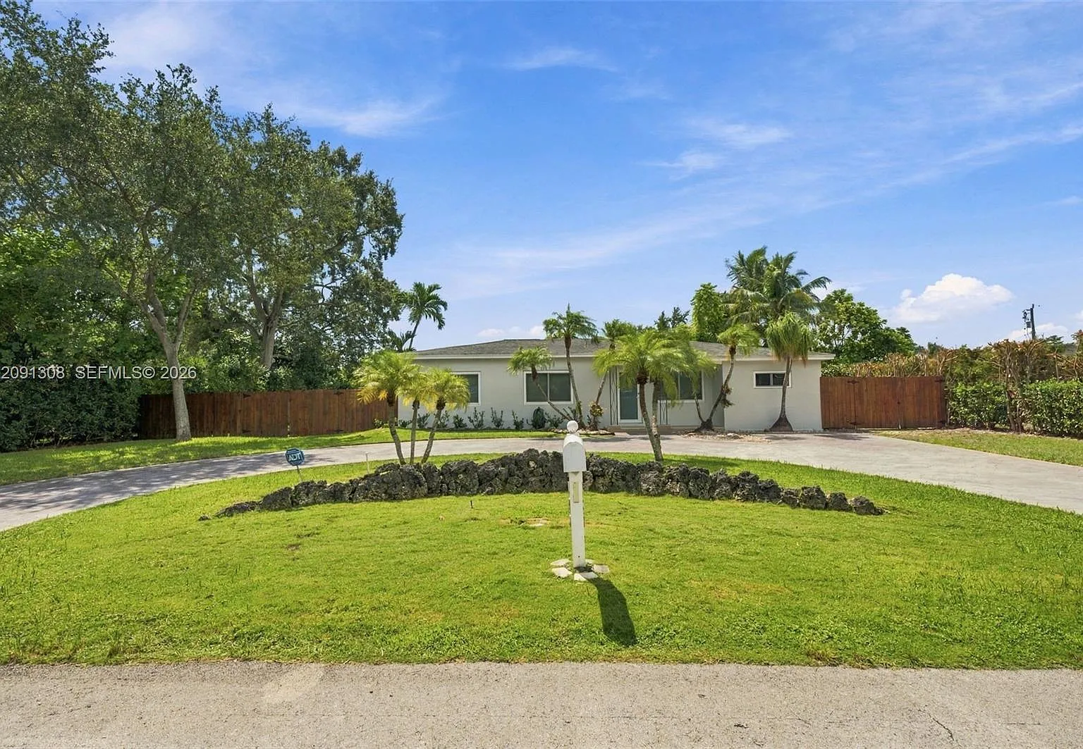 Carole Helms Manor — Photo 1