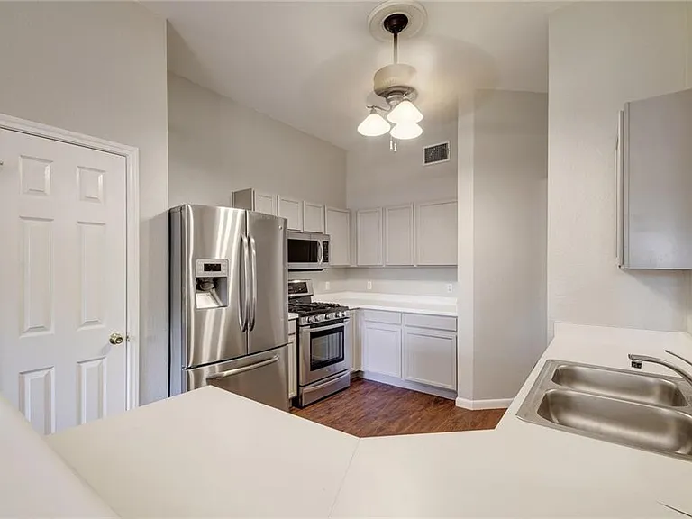 7509 Spivey Dr — Photo 2