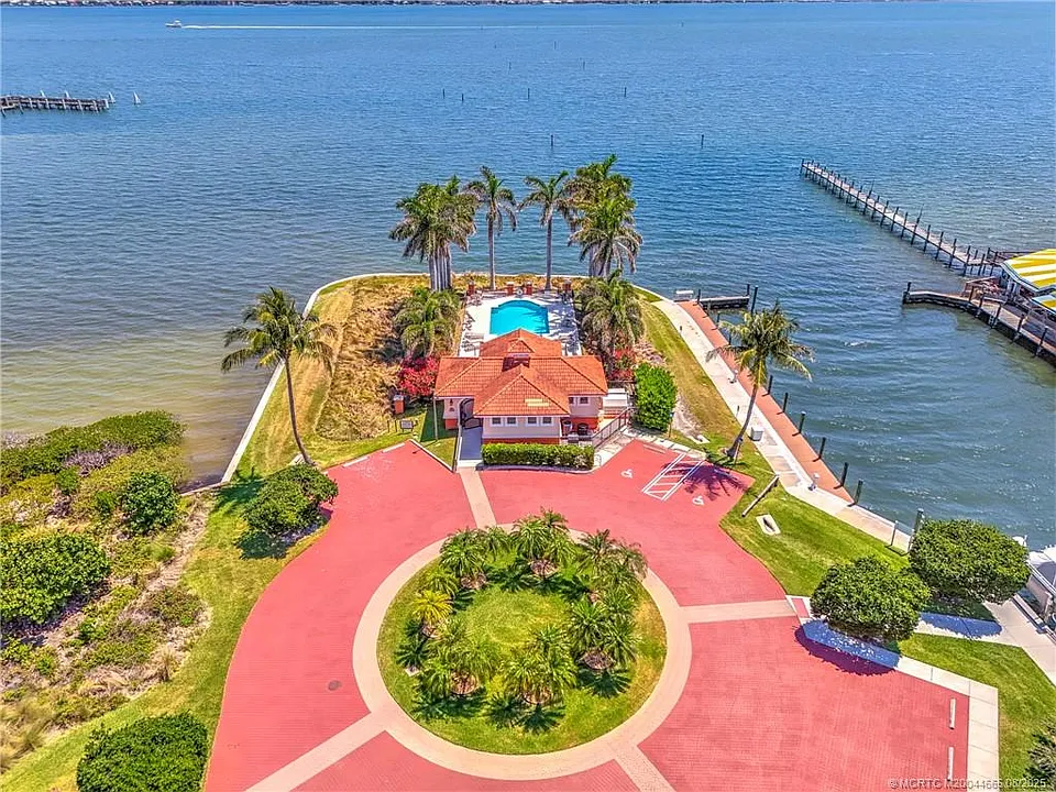 1528 NE Outrigger Landings Dr #208