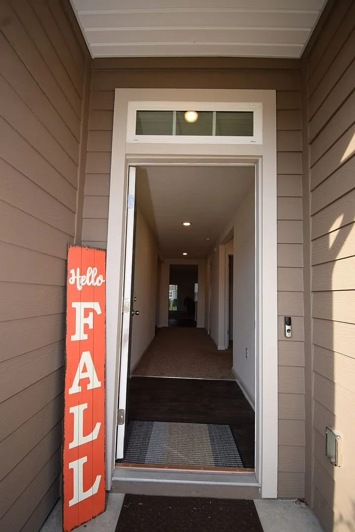 Alta Lakes Living! 4BR Home with Water View & Pool & Amenities Access — Photo 4
