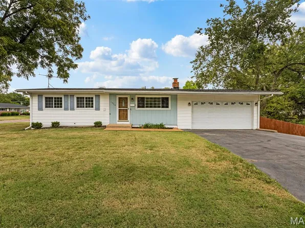 1060 Loveland Dr, Florissant, MO 63031