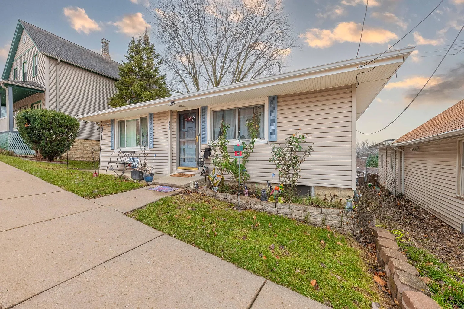 538 Czacki St photo 1