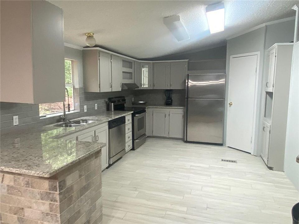 2nd image of 3219 Lakeland Ln