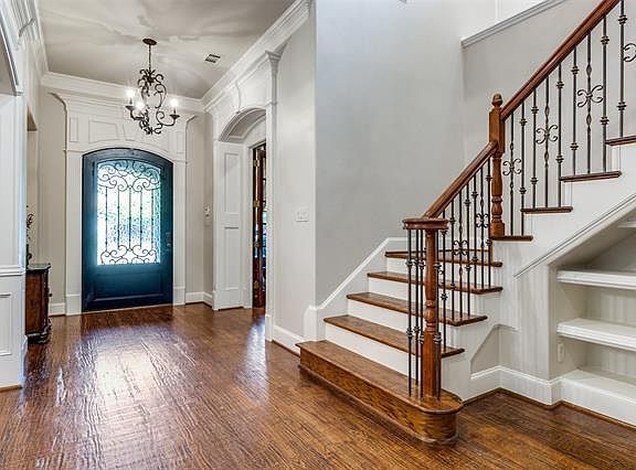 3rd image of 617 Saint James Pl