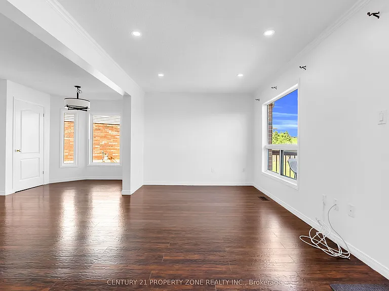 75 Benjamin Cres — Photo 10