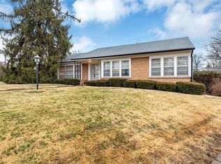 950 Shandel Dr, Saint Louis, MO 63132