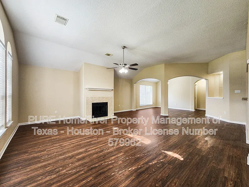 3 bed, 2.0 bath, 1870 sqft, $1,955 — Photo 3
