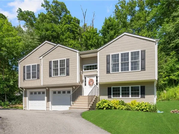 15 Birch Rd, Cumberland, RI 02864